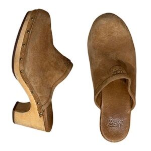 Rare Woman’s UGG chestnut suede Clogs mules US 7